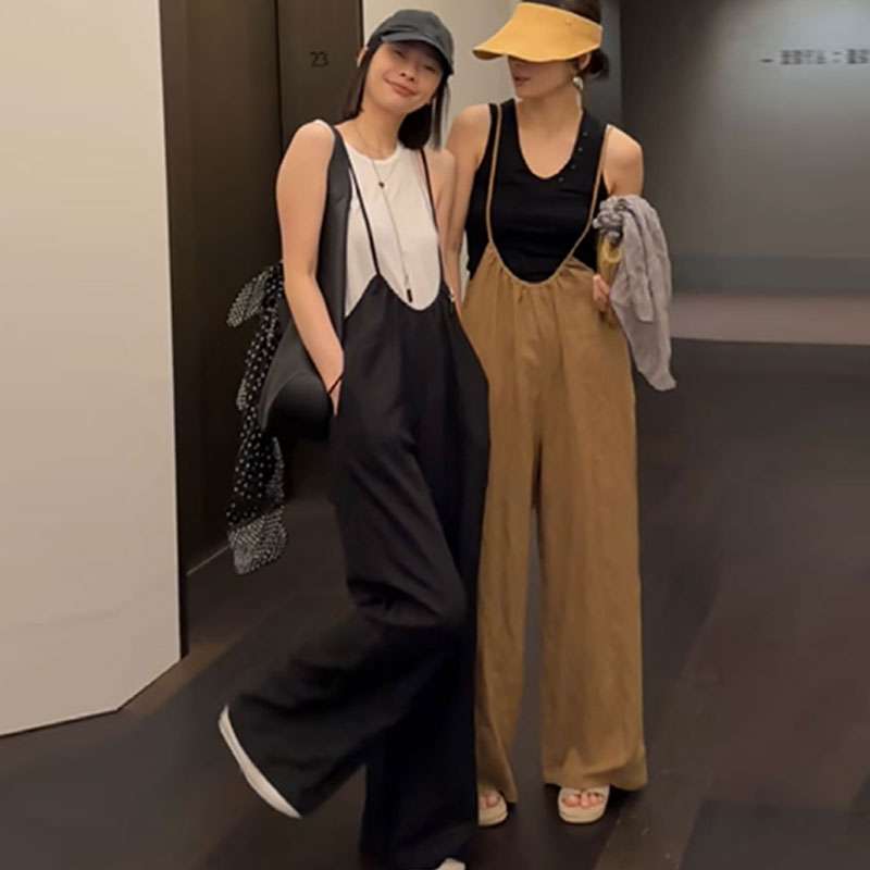 ゆったりシルエットのリネンサロペット