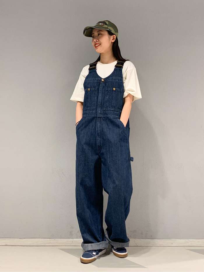 ゆったりシルエットのデニムサロペット