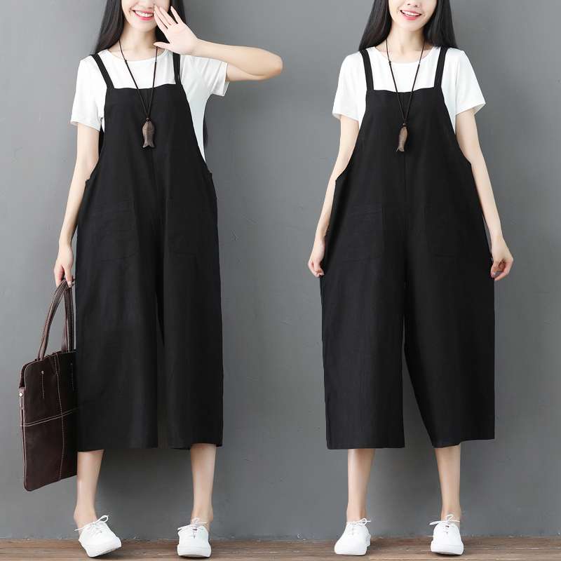 ゆったりシルエットのリネンサロペット