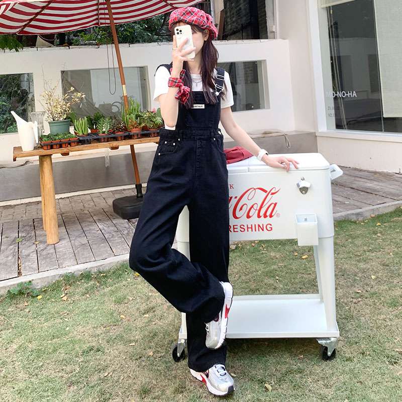 ゆったりシルエットのサロペットオーバーオール