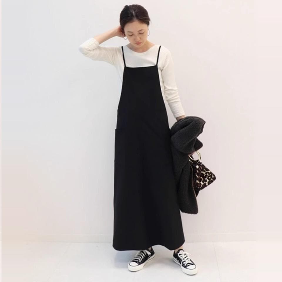 すっきりシルエットのサロペットワンピース