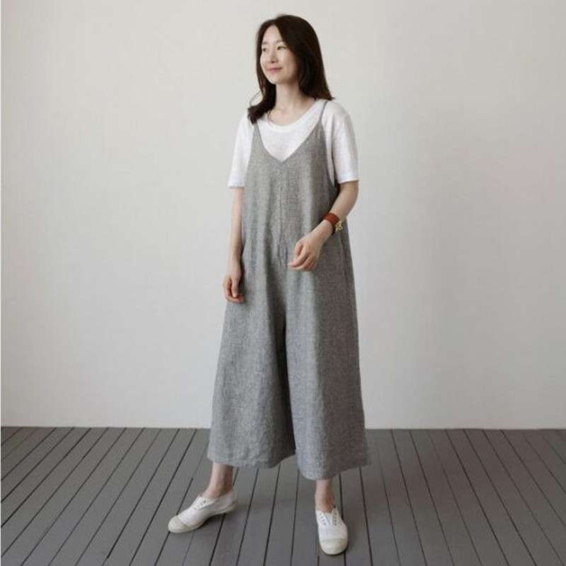 ゆったりシルエットのリネンサロペット