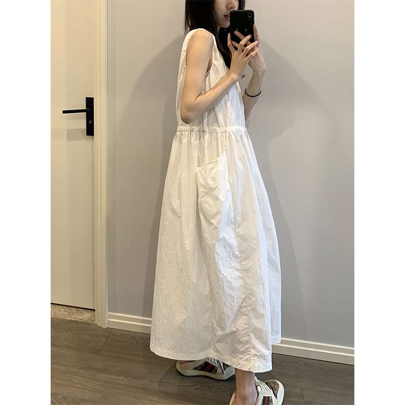 ゆったりシルエットのリネンサロペット