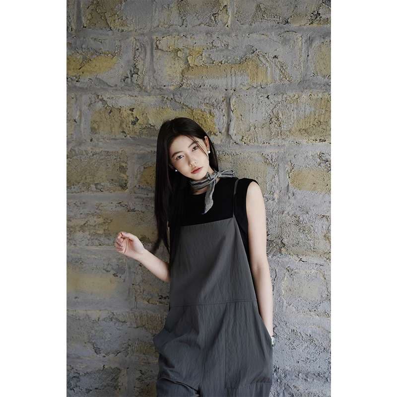 ゆったりシルエットのリネンサロペット