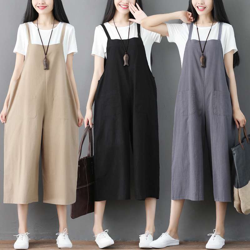 ゆったりシルエットのリネンサロペット
