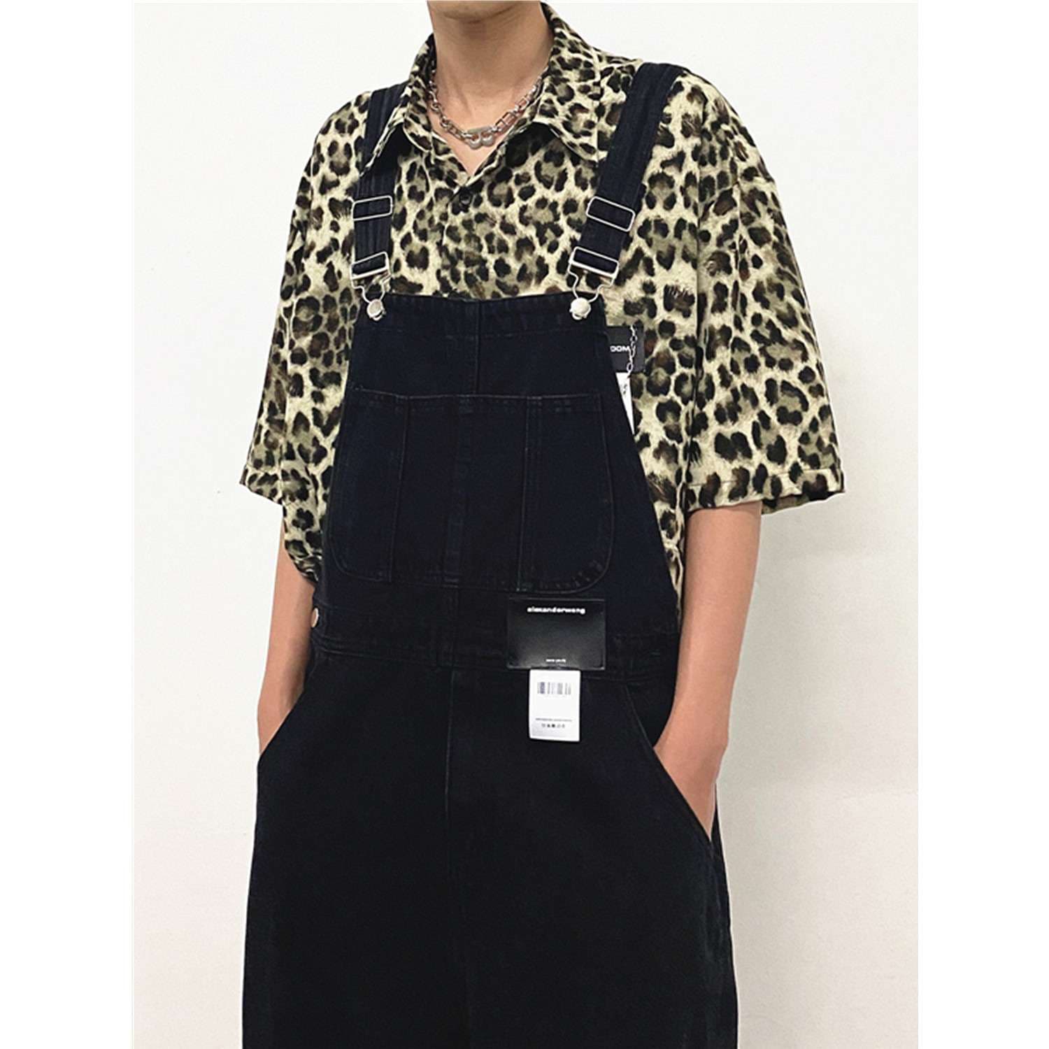 ゆったりシルエットのデニムサロペット