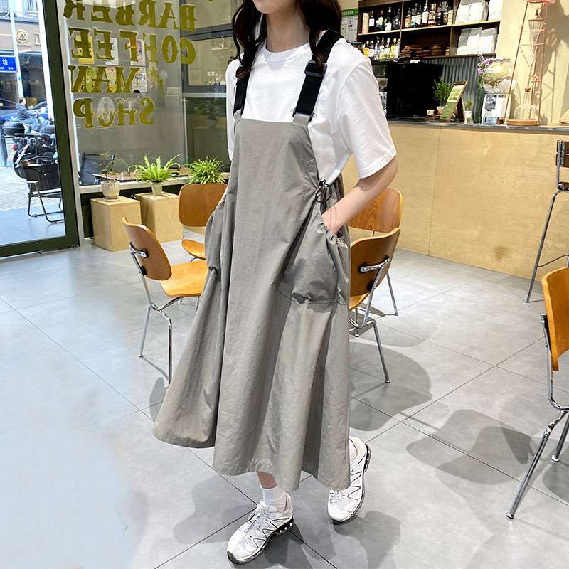 ゆったりシルエットのサロペットワンピース