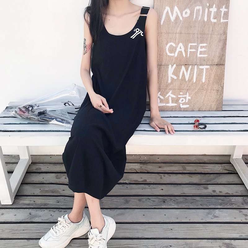 ゆったりシルエットのサロペットワンピース