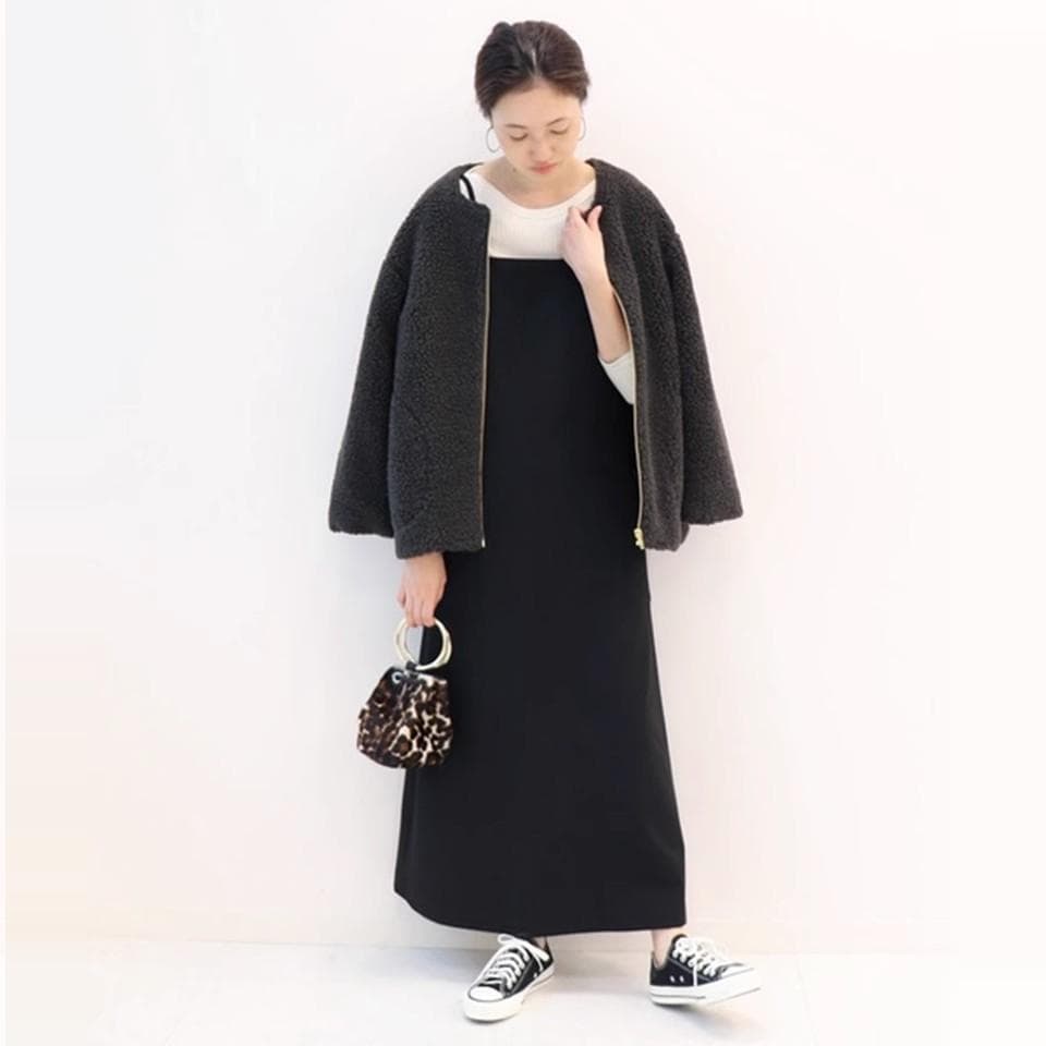 すっきりシルエットのサロペットワンピース