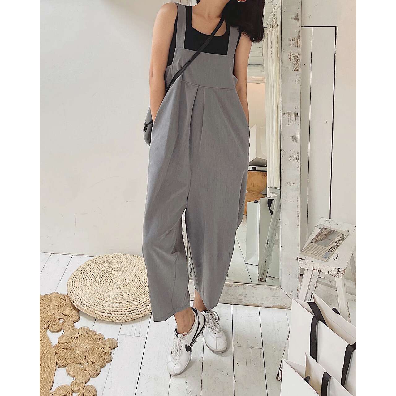 ゆったりシルエットのサロペットパンツ