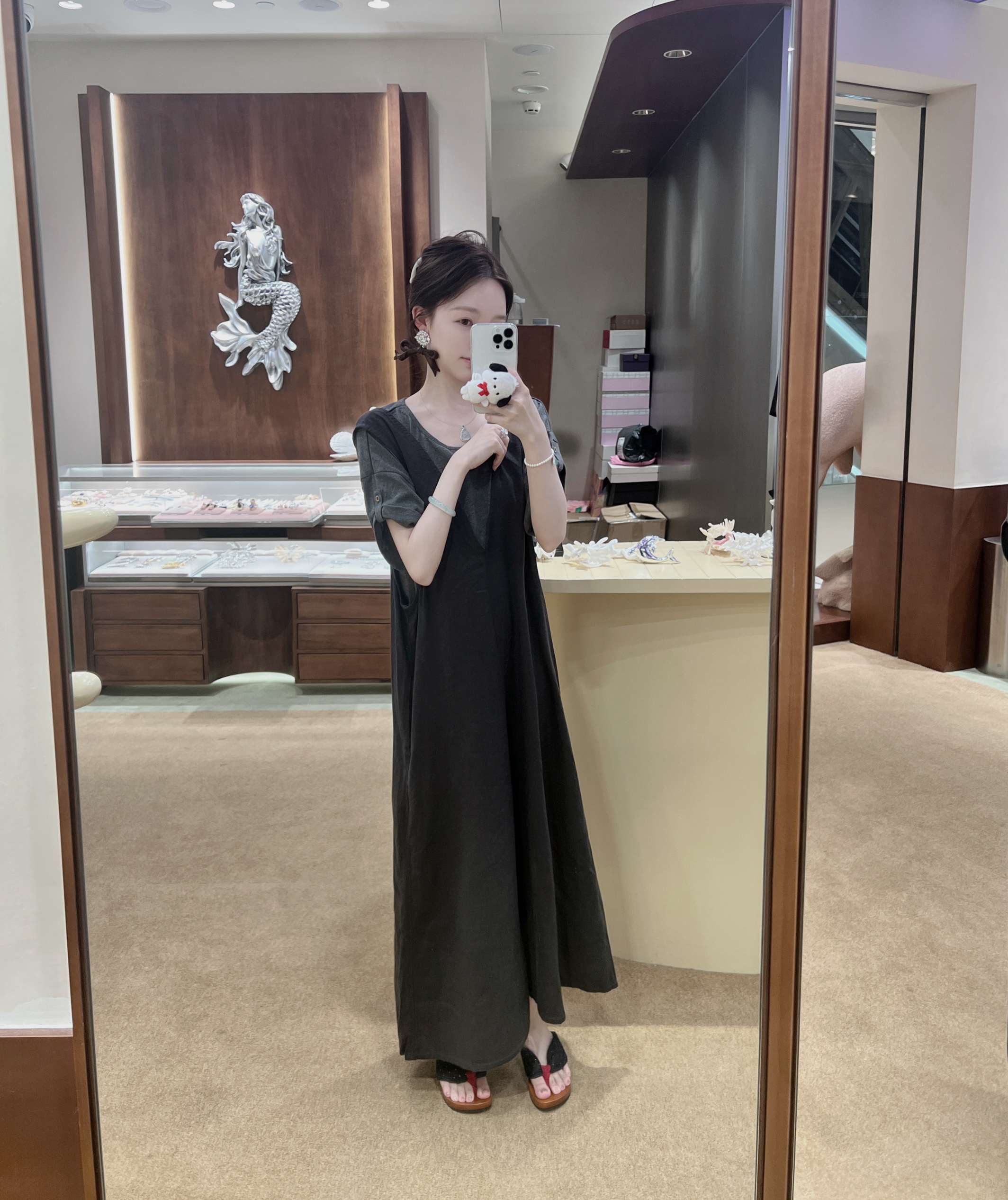 ゆったりシルエットのリネンサロペット