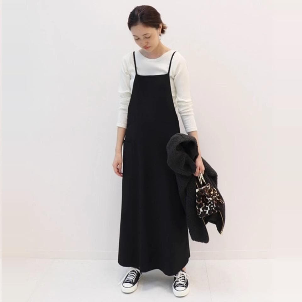 すっきりシルエットのサロペットワンピース