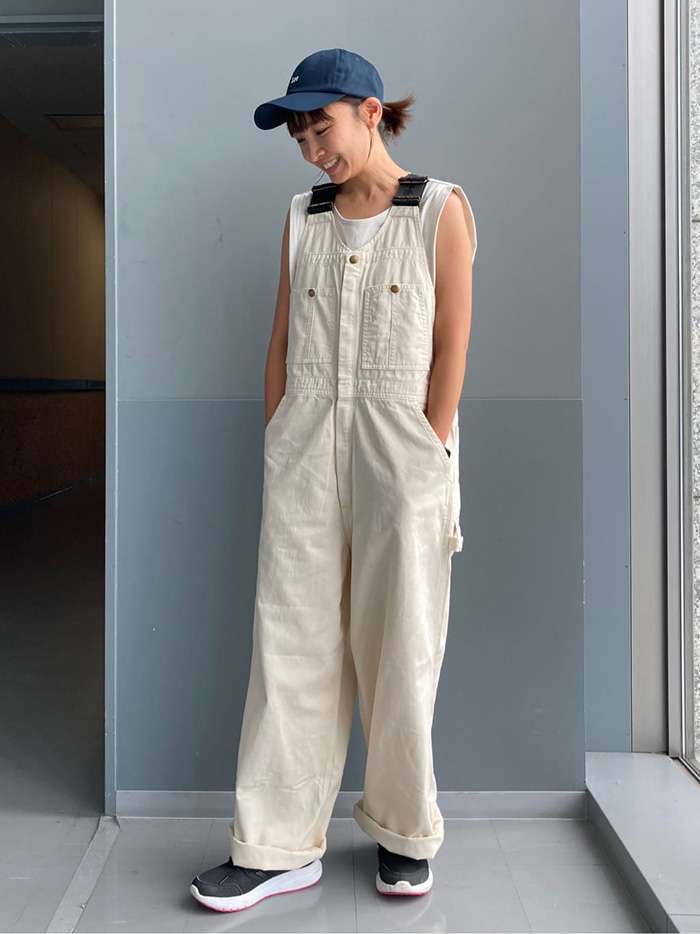 ゆったりシルエットのデニムサロペット