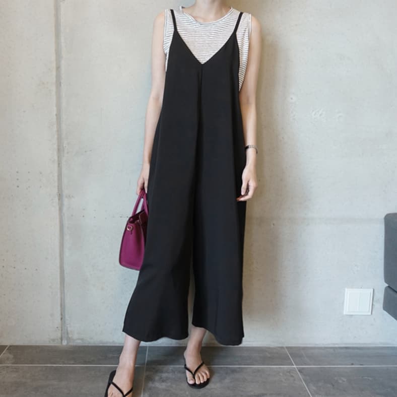 ゆったりシルエットのサロペットワンピース