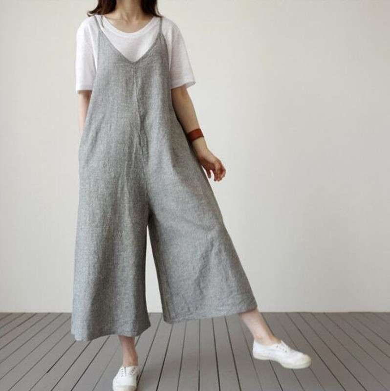 ゆったりシルエットのリネンサロペット