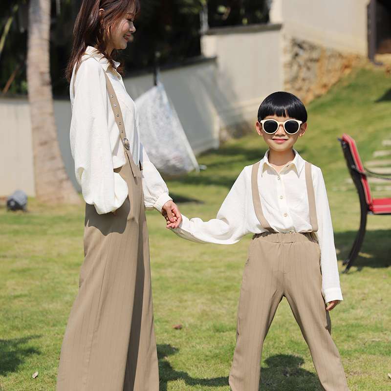 ゆったりシルエットのリネンサロペット