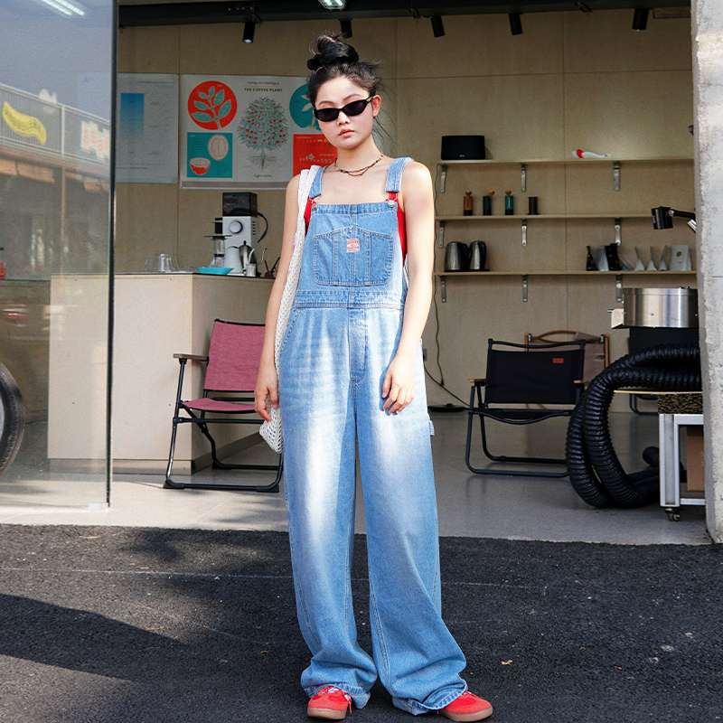 ゆったりシルエットのデニムサロペット
