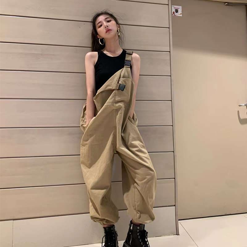 ゆったりシルエットのサロペットパンツ