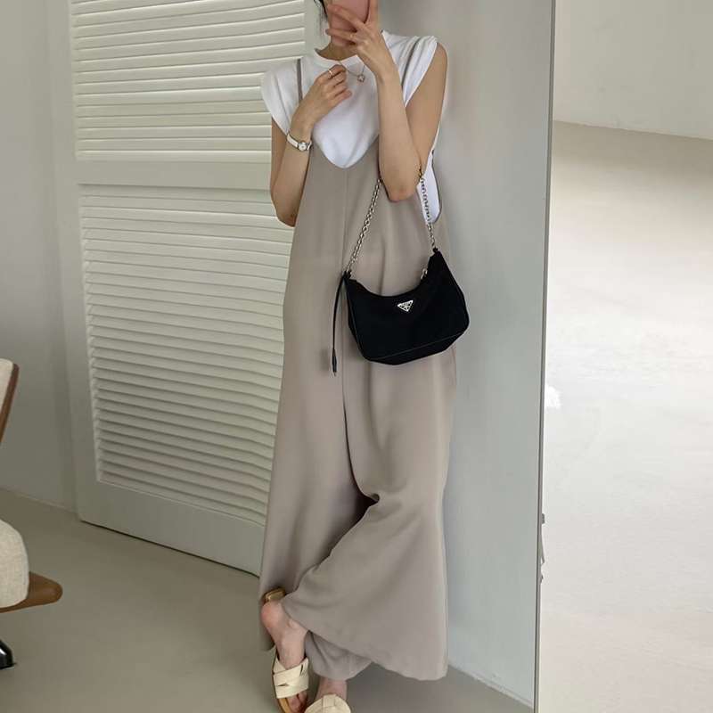 ゆったりシルエットのサロペットワンピース