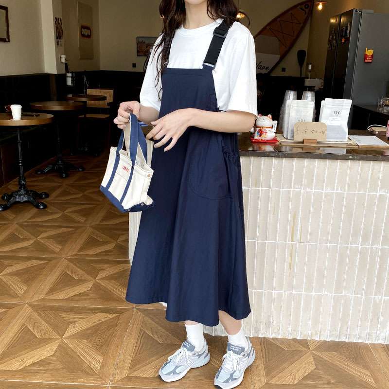 ゆったりシルエットのサロペットワンピース