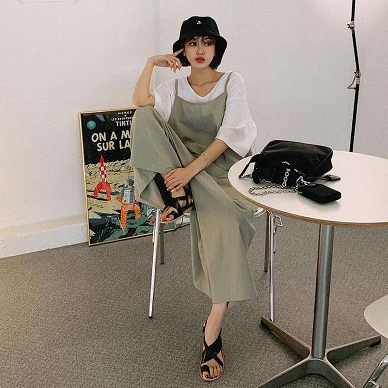 ゆったりシルエットのリネンサロペット