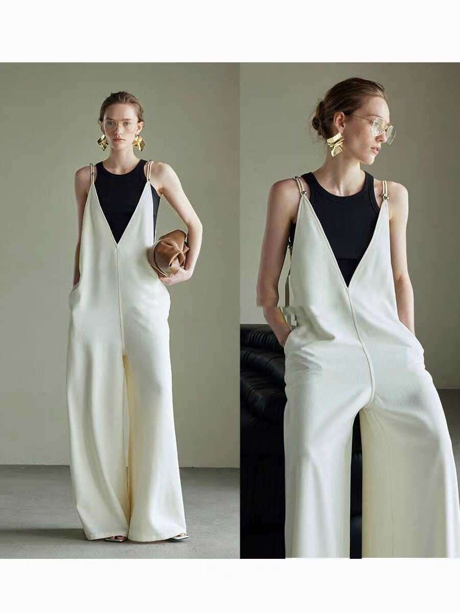 レトロモダンなVネックサロペット