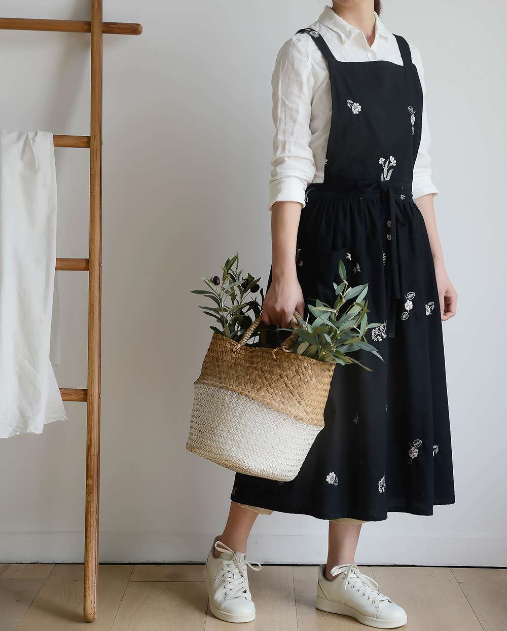 優雅なシルエットの刺繍入りリネンサロペット