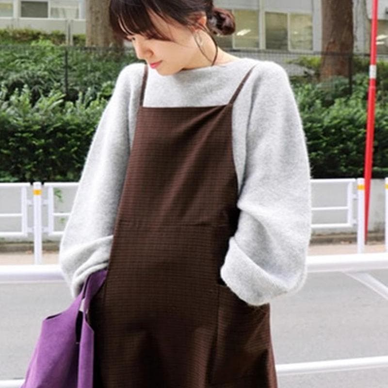 すっきりシルエットのサロペットワンピース