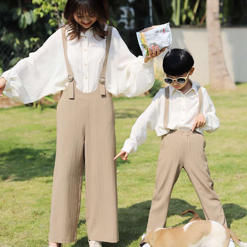 ゆったりシルエットのリネンサロペット