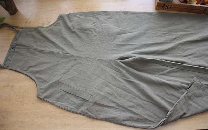 ゆったりシルエットのリネンサロペット