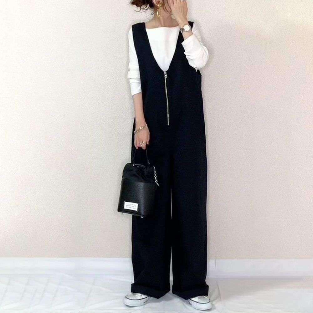 ゆったりシルエットのジップアップサロペット