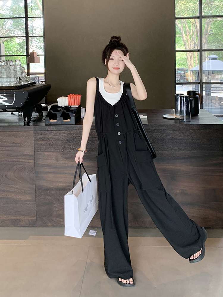 ゆったりシルエットの重ね着風サロペット