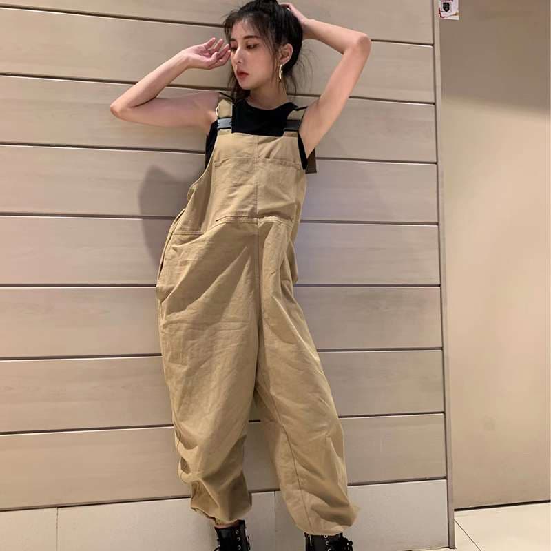 ゆったりシルエットのサロペットパンツ