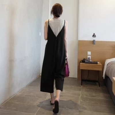 ゆったりシルエットのサロペットワンピース