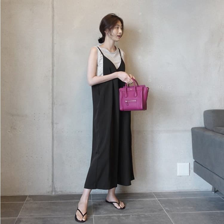 ゆったりシルエットのサロペットワンピース