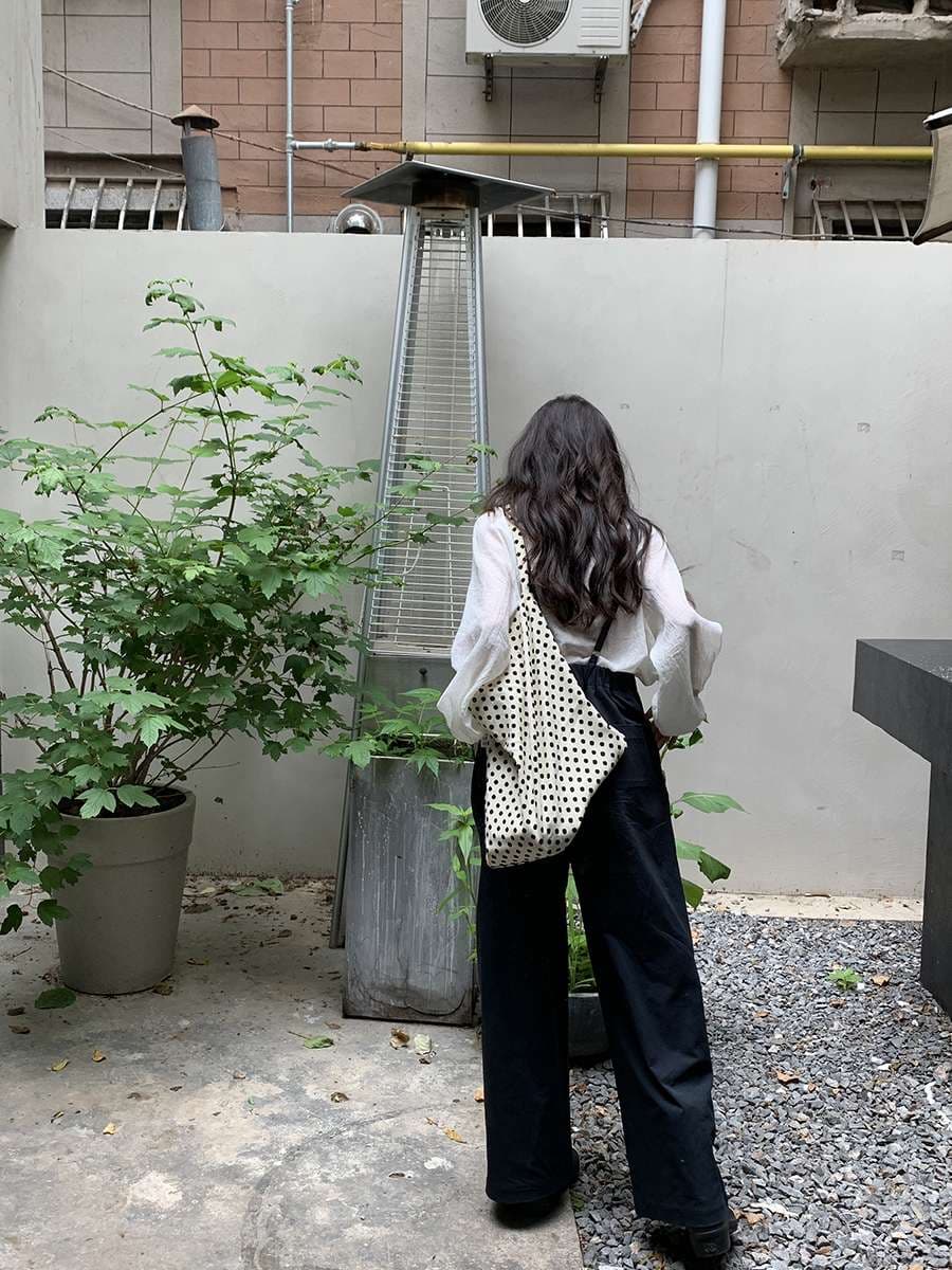 ゆったりシルエットのサロペットパンツ