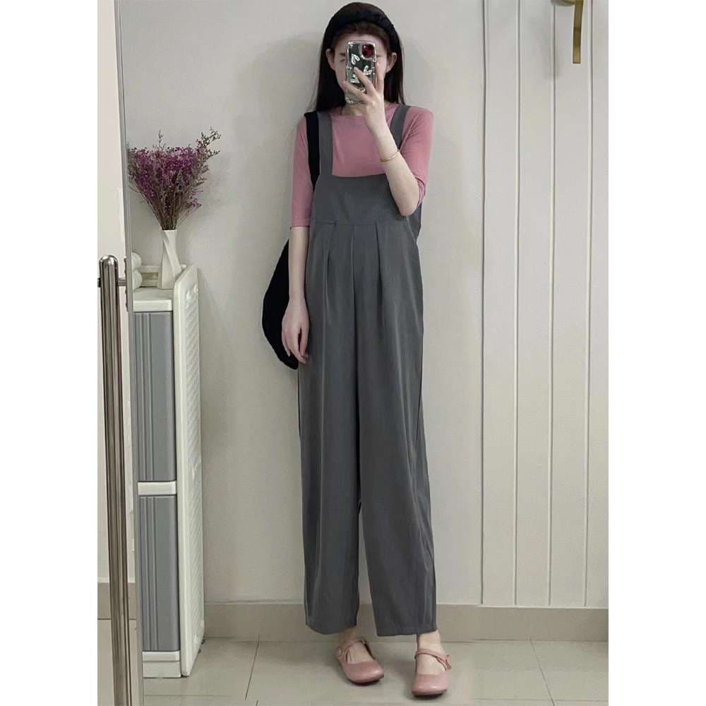 ゆったりシルエットのサロペットパンツ