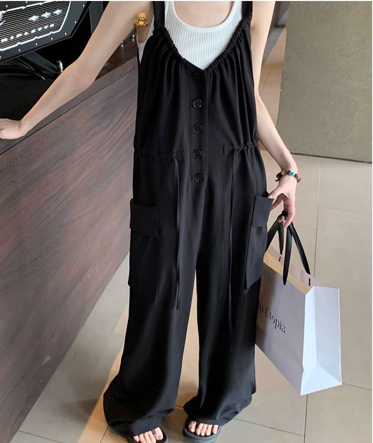 優雅なゆったりシルエットのサロペット