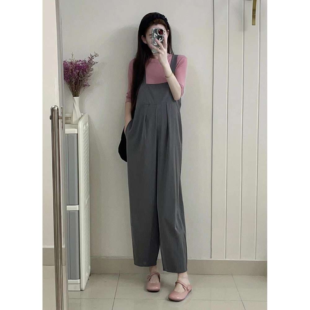 ゆったりシルエットのサロペットパンツ