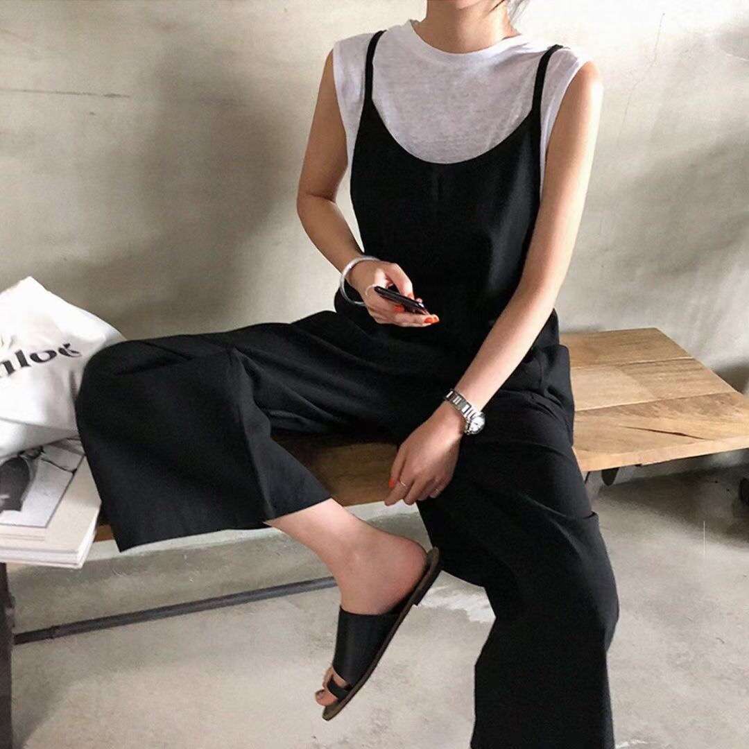 ゆったりシルエットのリネンサロペット