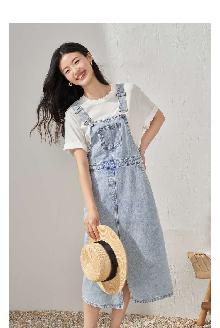 ゆったりシルエットのデニムサロペットワンピース