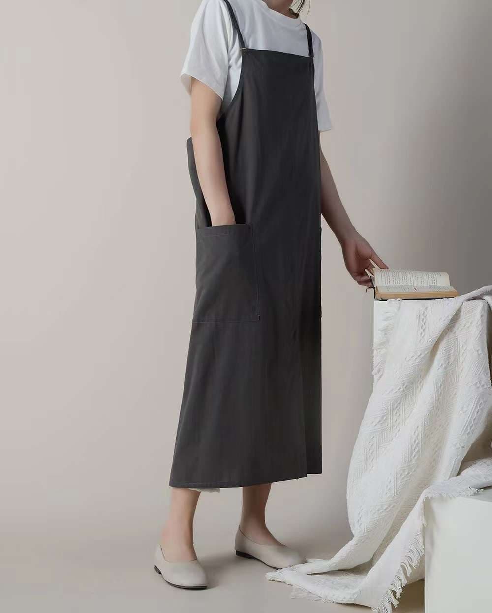 シンプルデザインの快適リネンサロペット