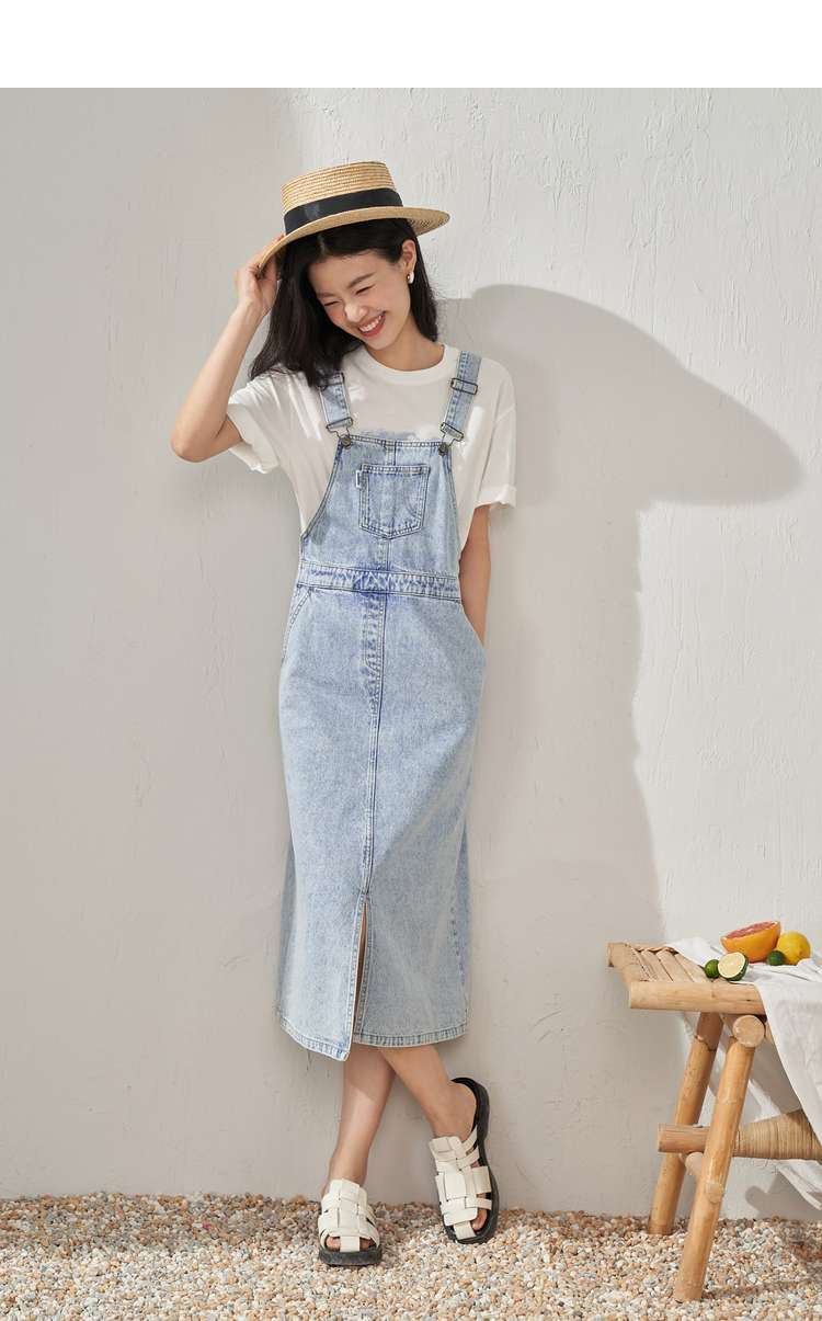 ゆったりシルエットのデニムサロペットワンピース